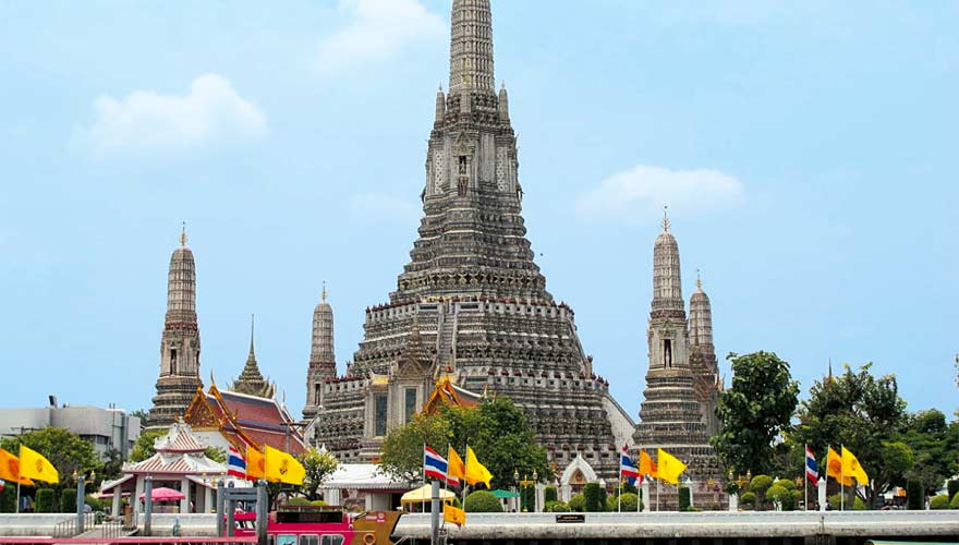 Die Sehenswürdigkeit Wat Arun in Bangkok ist schon von Weitem zu sehen