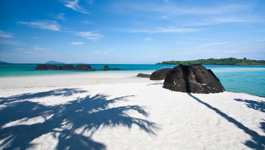 Weißer Strand auf der thailändischen Insel Koh Kham
