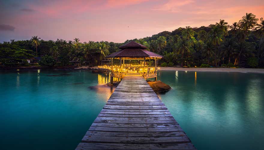 Malerischer Pavillion im Wasser vor der thailändischen Insel Koh Mak