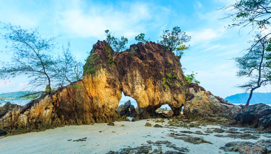 Schöner Fels in Form eines Büffels auf Koh Phayam in Thailand