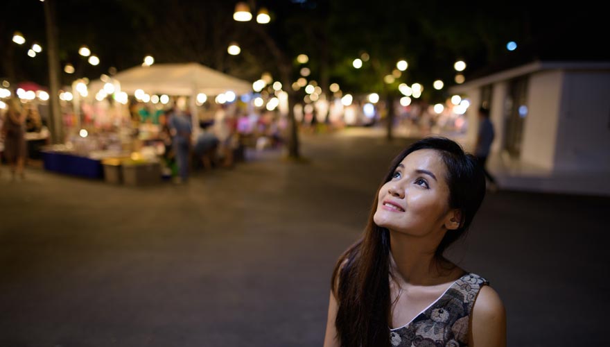 Frau auf dem Nachtmark von Hua Hin