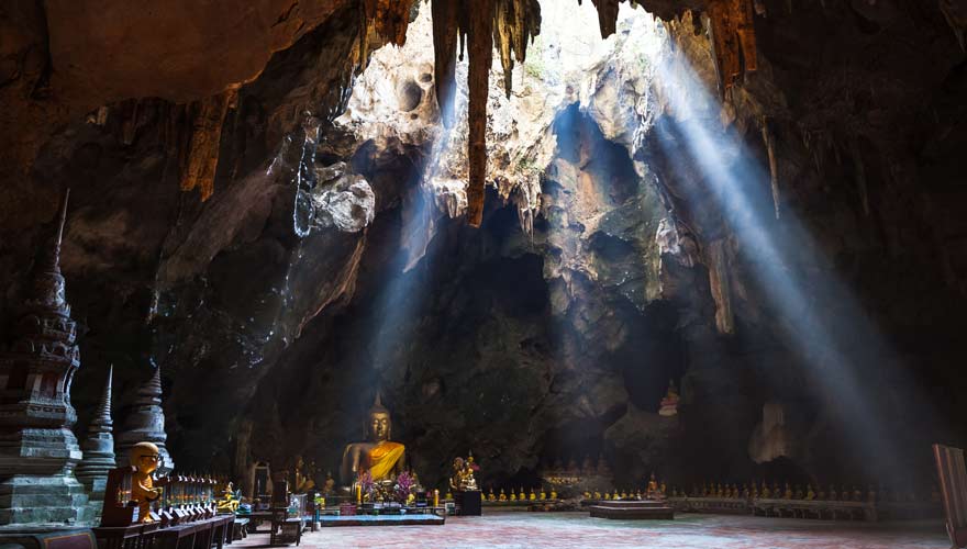 Goldene Buddhas und eine tolle Atmosphäre erwarten euch bei einem Ausflug nach Phetchaburi ab Hua Hin