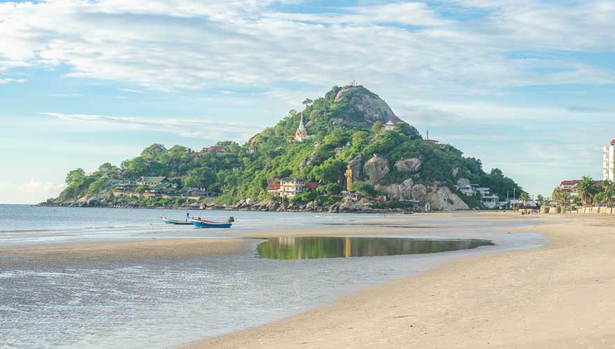 Der Affentempel Wat Khap Takiap ist eine besondere Sehenswürdigkeit in Hua Hin: Es erwartet euch ein riesiger goldener Buddha