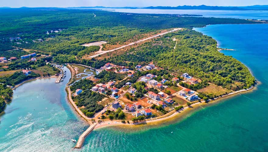 Luftbild vom Strand von Zaton, Kroatien