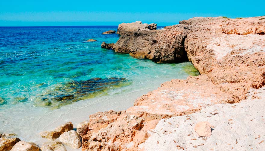 Ein besonders schöner Strand auf Sardinien ist der Is Artuas mit seinen bunten Quarzkieseln
