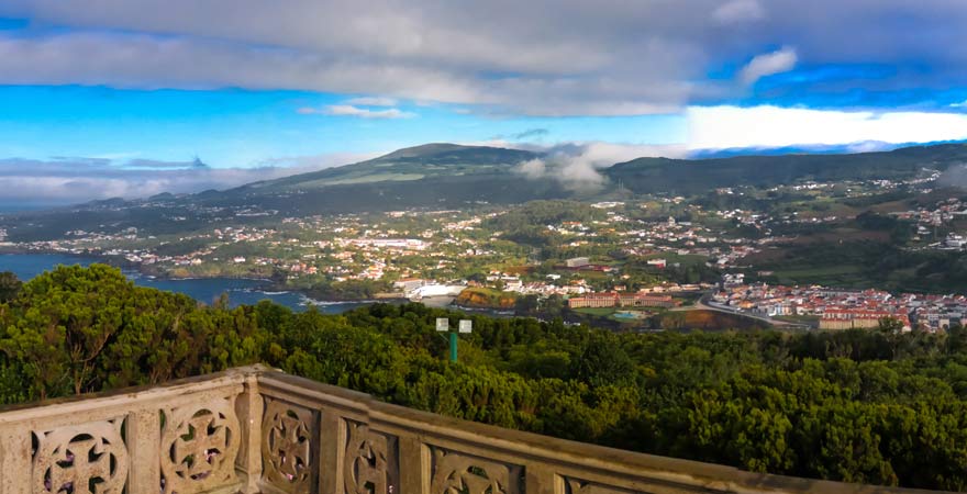 Ausblick vom Monte Brasil auf Angra do Heroismo, Terceira