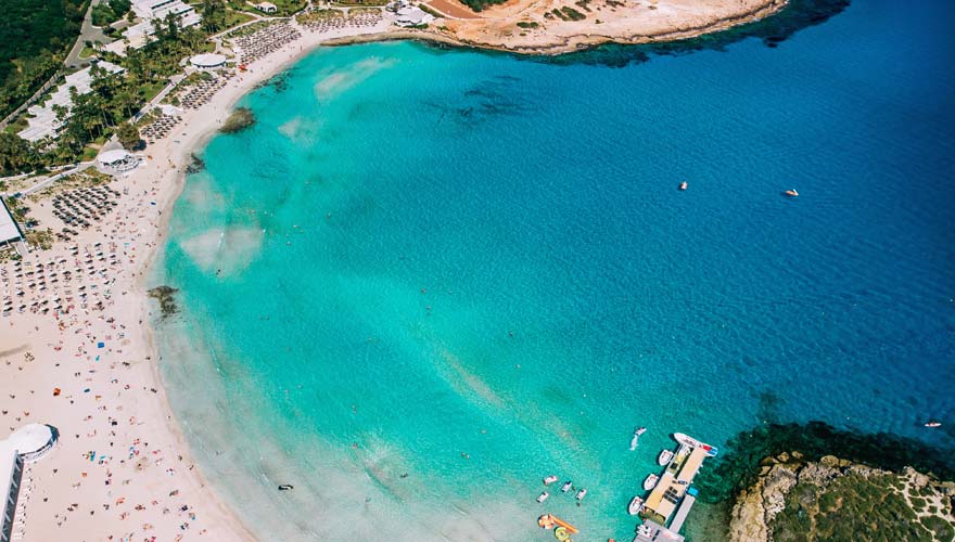 Der beliebte Nissi Strand auf Zypern