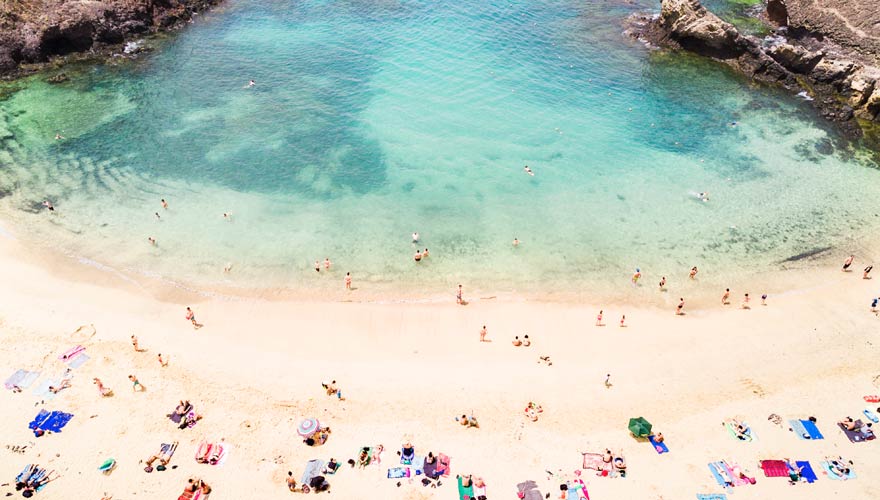 Türkises Wasser und weißer Sand: Der Strand von Papagayo Beach auf Lanzarote