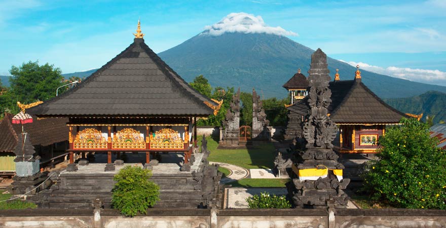 Pura Lempuyang auf Bali - eine spektakuläre Sehenswürdigkeit auf Bali mit Blick auf den Vulkan