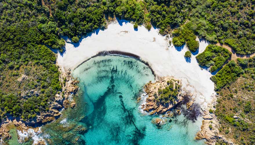 Ein Strand auf Sardinien der königlich anmutet: der Spiaggia del Principe von oben.