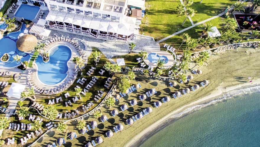 Der Strand vorm The Golden Bay Beach Hotel auf Zypern