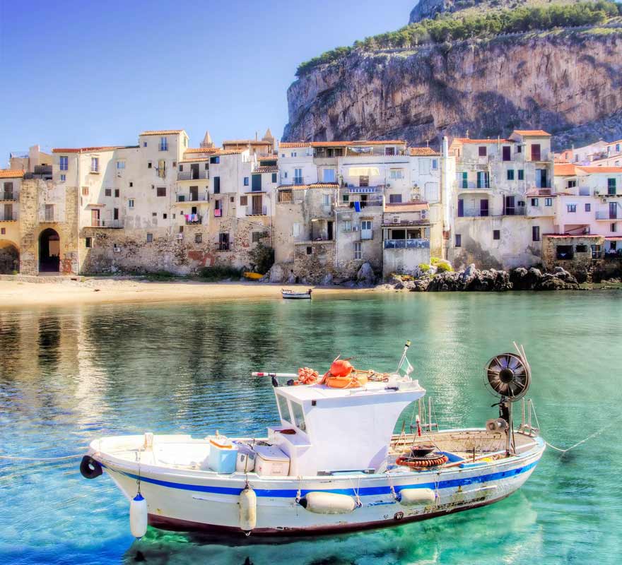 Boot vor Cefalu, Sizilien