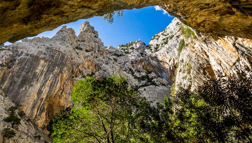 Bei einer Wanderung durch die Gorropu-Schlucht auf Sardinien erwarten euch szenische Bilder