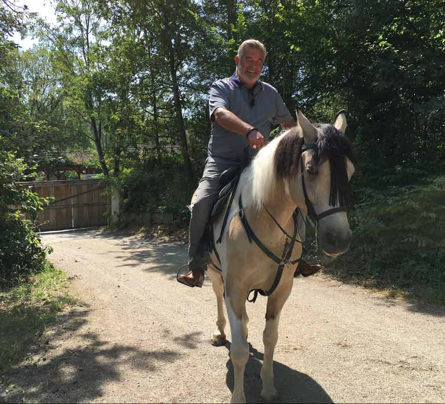 sonnenklar.TV Sommerparty: Harry Wijnvoord bei Reitstunde