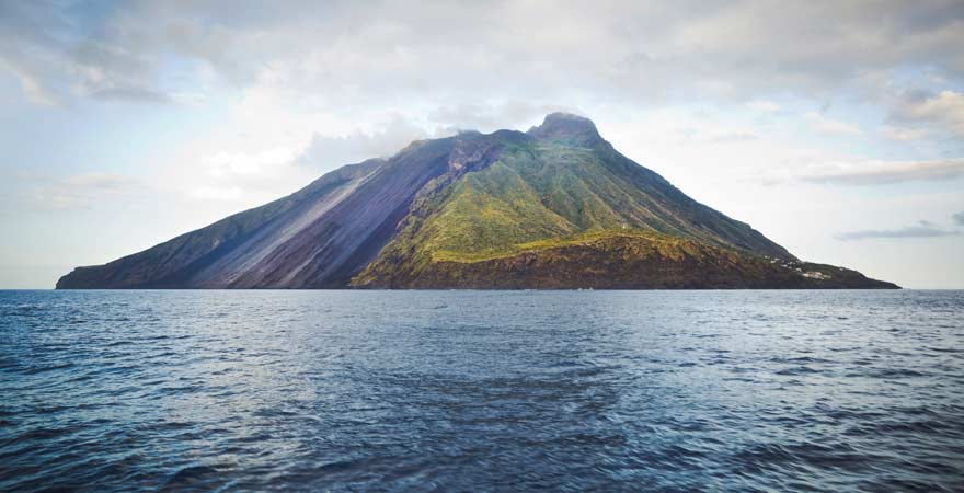 Vulkan Stromboli vor Sizilien