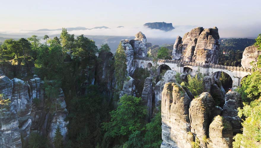 Blick auf die schöne Basteibrücke in der Sächsischen Schweiz