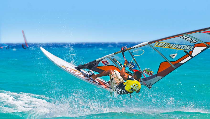 Auf Fuerteventura kann man super Windsurfen