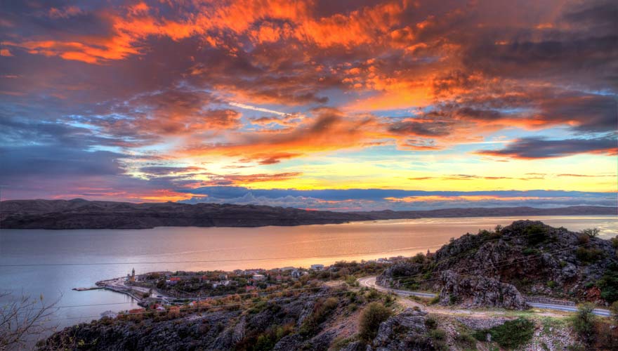 Sonnenuntergang über Karlobag auf der Küstenstraße von Senj nach Maslinica