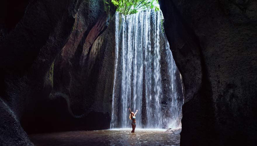 Tukad Cepung Wasserfall ist eine schöne Sehenswürdigkeit in der Nähe von Ubud auf Bali
