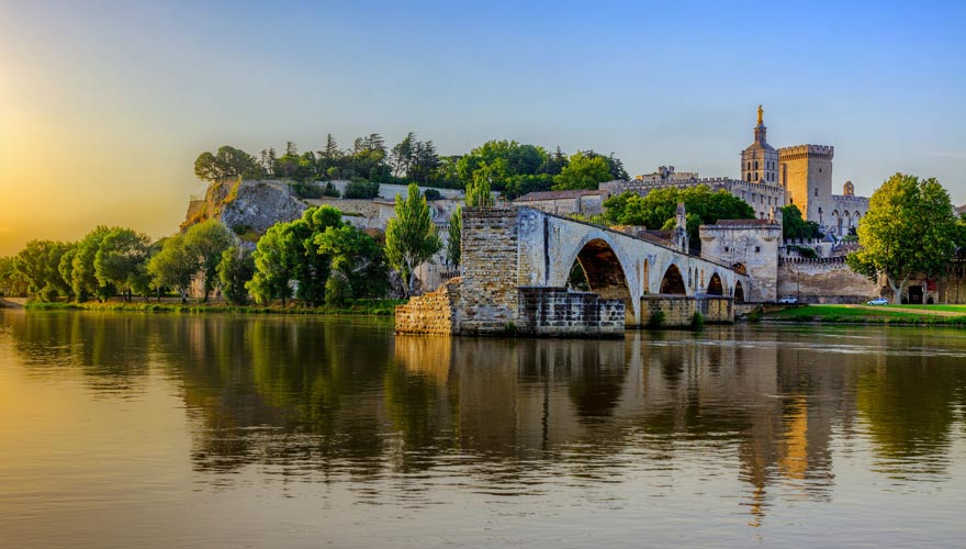 Brücke von Avignon mit Papstpalast im Hintergrund