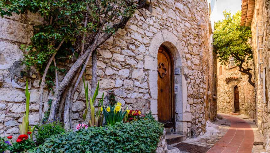 Gasse in Eze in Frankreich