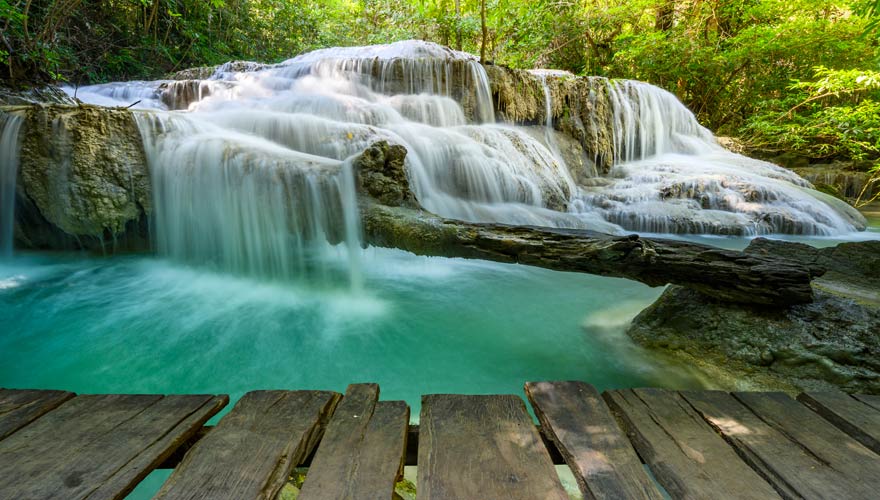 Wanderweg am Erawan Wasserfall im Nationalpark