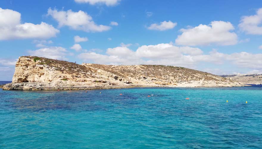 Blaue Lagune auf Comino ist eine beliebte Sehenswürdigkeit auf Malta