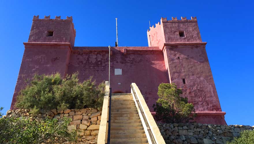 Der Red Tower ist eine tolle Sehenswürdigkeit auf Malta für Selfies