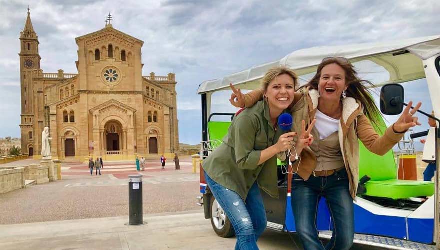 Antonija vor Kirche von ta' Pinu auf Gozo