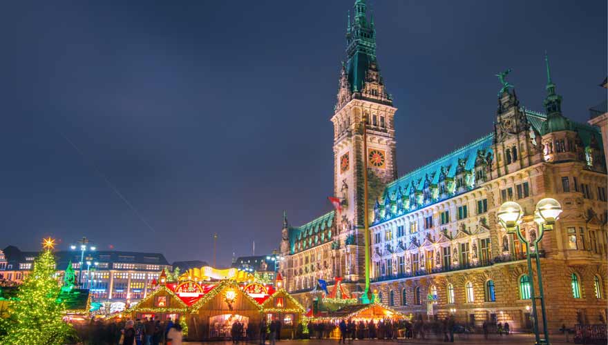 Weihnachtsmarkt am Rathausplatz in Hamburg