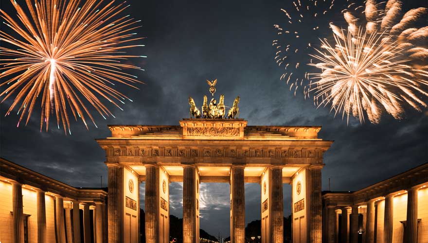 Das Brandenburger Tor in Berlin an Silvester mit Feuerwerk