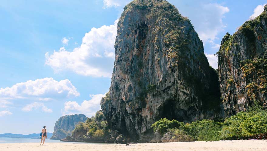 Railay Beach ist dank seiner Felsen einer der schönsten Strände in Thailand