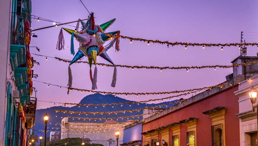 Zum Weihnachtsbrauch in Mexiko gehören Pinatas