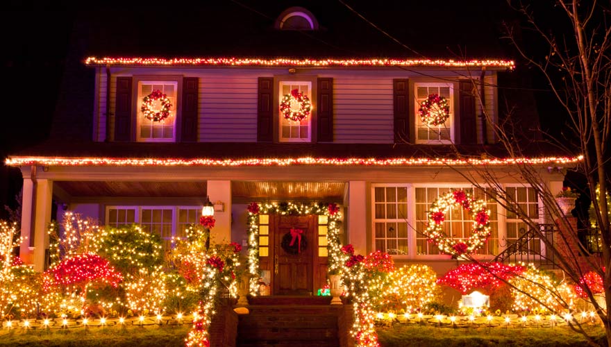 Opulenter Weihnachtsschmuck an einem Haus - typischer Weihnachtsbrauch in den USA