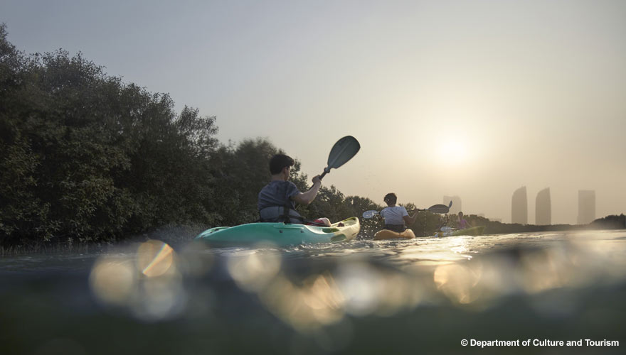Kajaking im Mangrovenwald des Mangrove National Park in Abu Dhabi