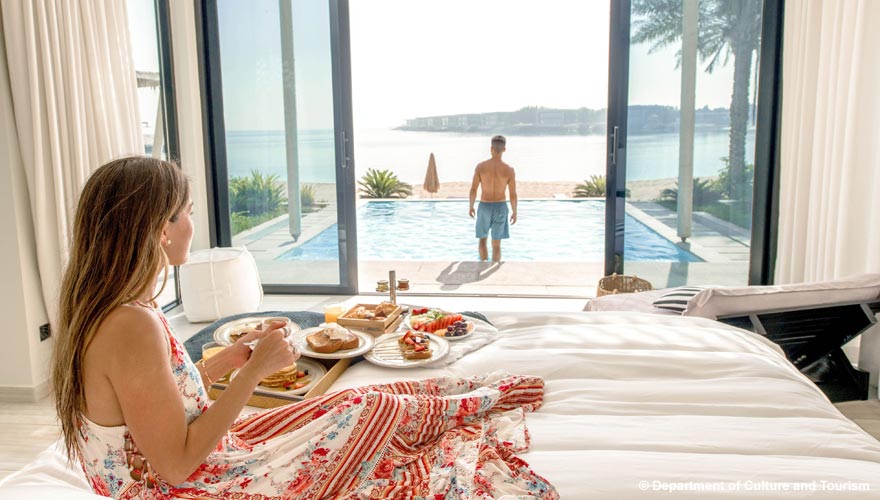 Paar auf Nurai Island in Abu Dhabi