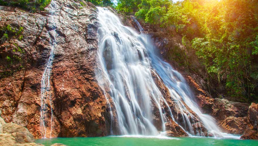 Die Na Muang Wasserfälle bestehen aus zwei Teilen