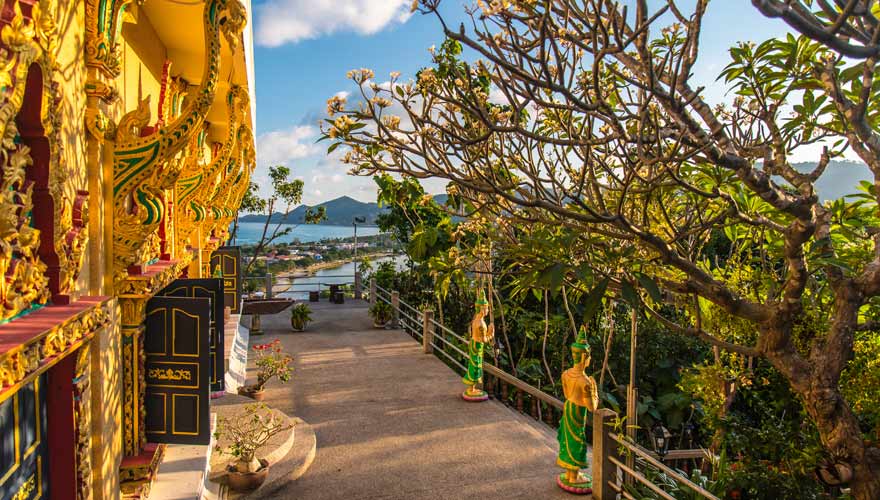 Ein weiterer toller Aussichtspunkt auf Koh Samui ist oben beim Wat Khao Hua Jook