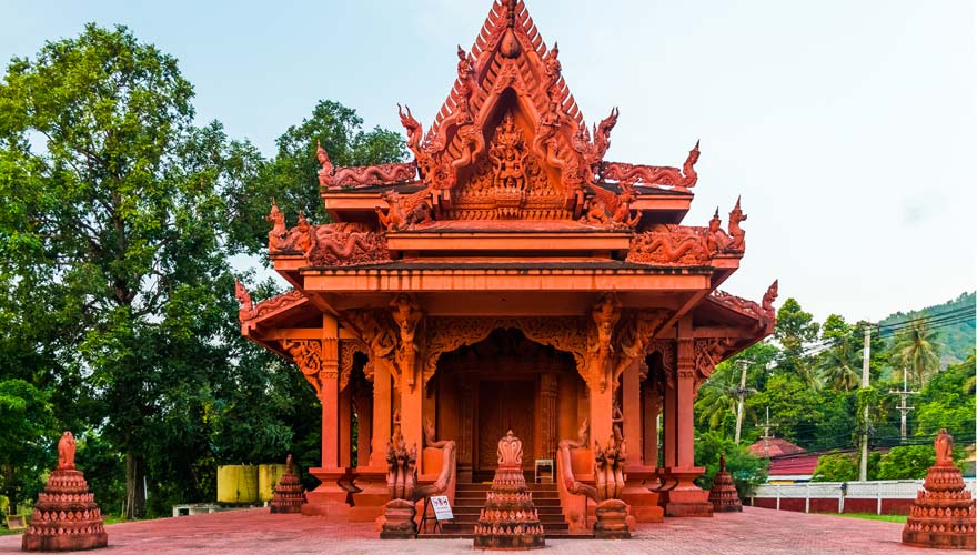 Der rote Tempel Wat Sila Ngu ist eine außergewöhnliche Sehenswürdigkeit auf Koh Samui