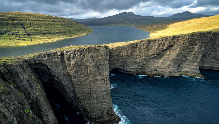 Der Sorvagsvatn ist ein See, den es so eigentlich nicht geben dürfte - ein echtes Naturwunder!