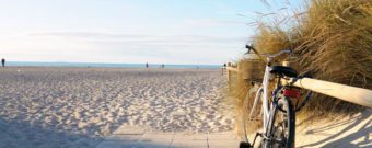 Blick auf Strandsand und Meer