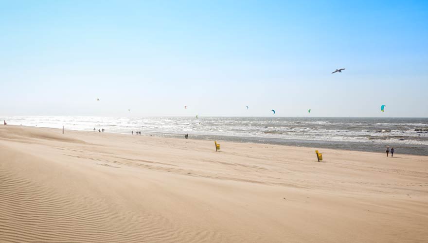 Kitesurfer am Strand von Nordwijk