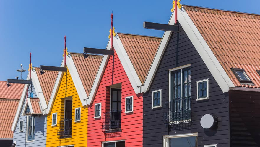 Bunte Häuserzeile am Meer in Zoutkamp