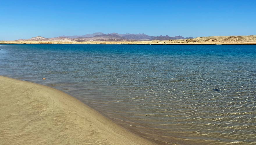 Magic Lake im Ras Mohammed mit Sinai-Gebirge im Hintergrund