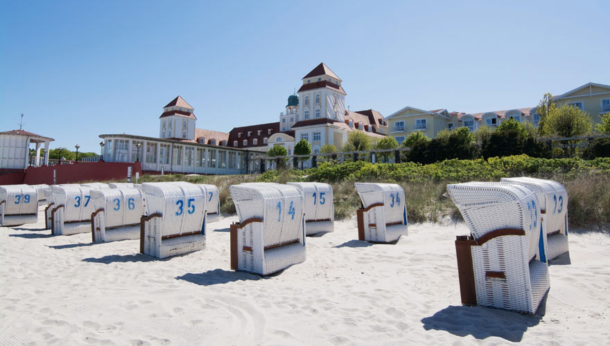 Schöne Bäderarchitektur am Strand von Binz auf Rügen in der Ostsee