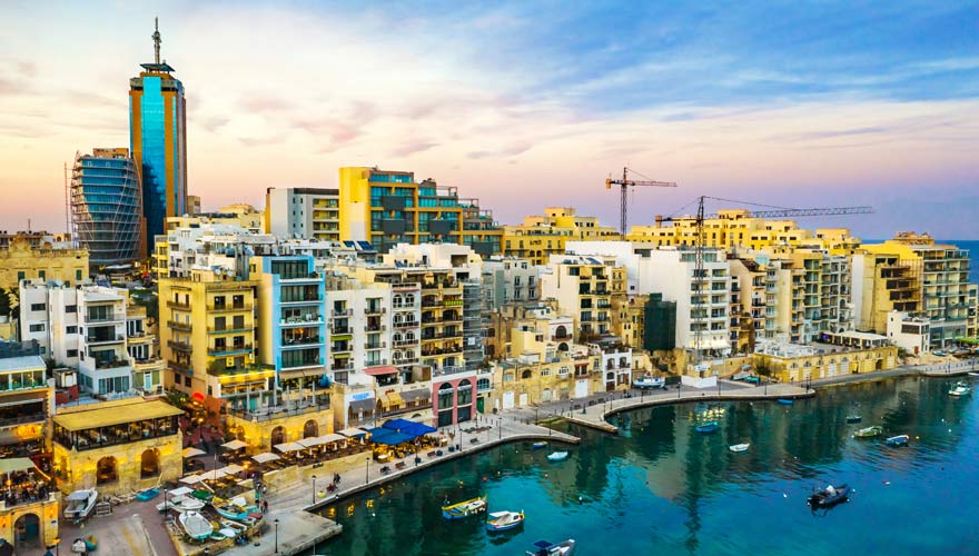 Panorama von St. Julian's auf Malta mit Portomaso Tower