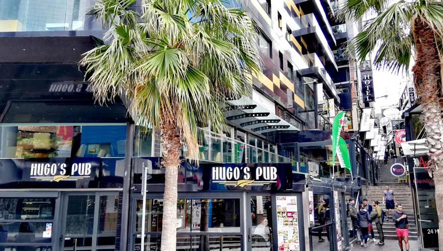 Straße mit Bars von Paceville in St. Julian's auf Malta