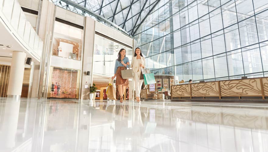 Frauen beim Shopping in Abu Dhabi