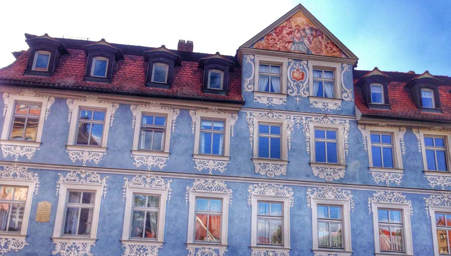 Haus mit schönen Malereien in der Altstadt von Bamberg