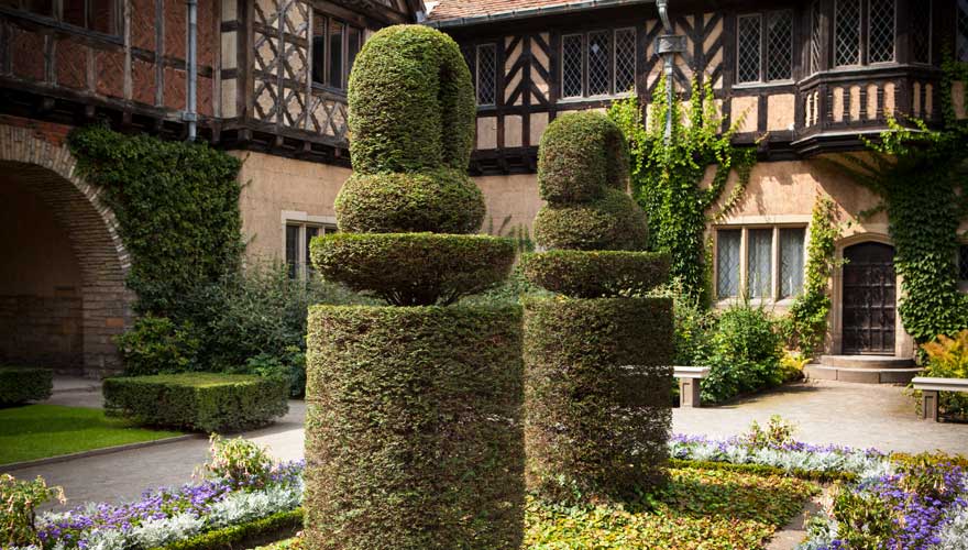 Gartenanlage mit Formschnitt im Schloss Cecilienhof